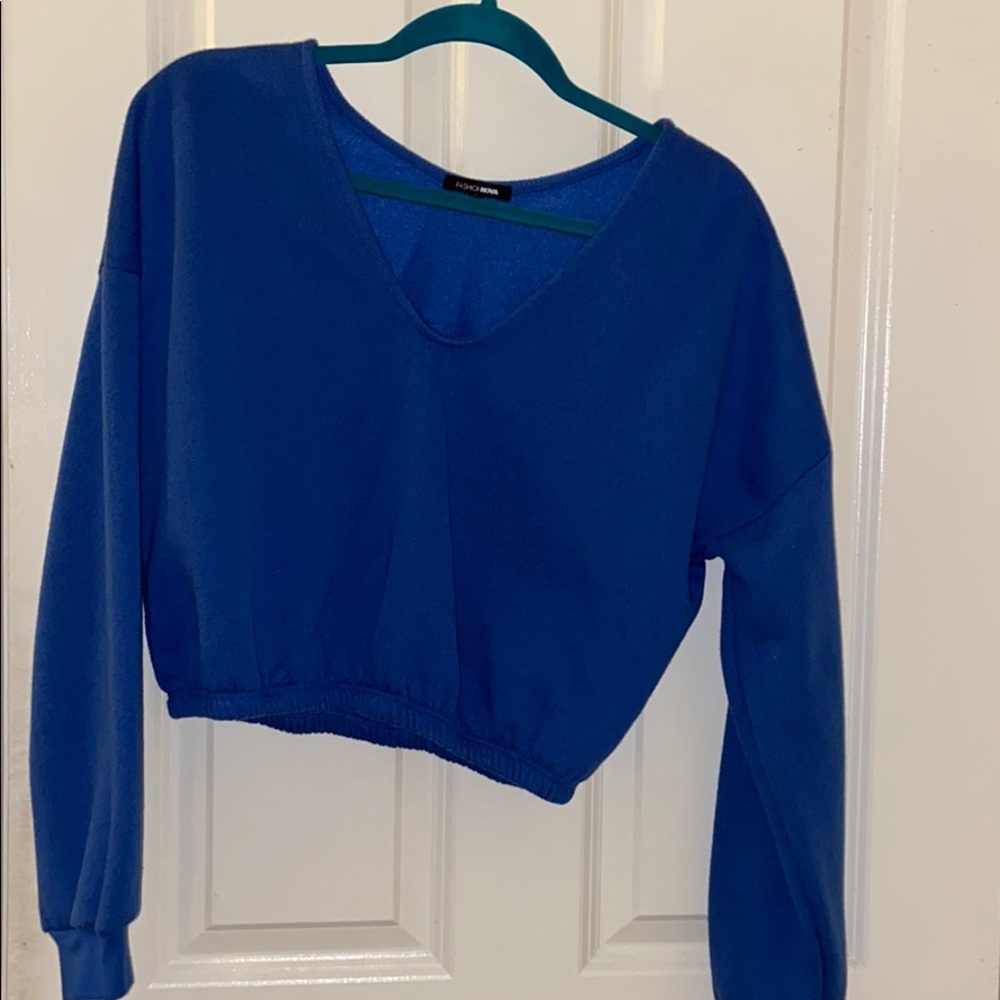 cropped blue sweatshirt